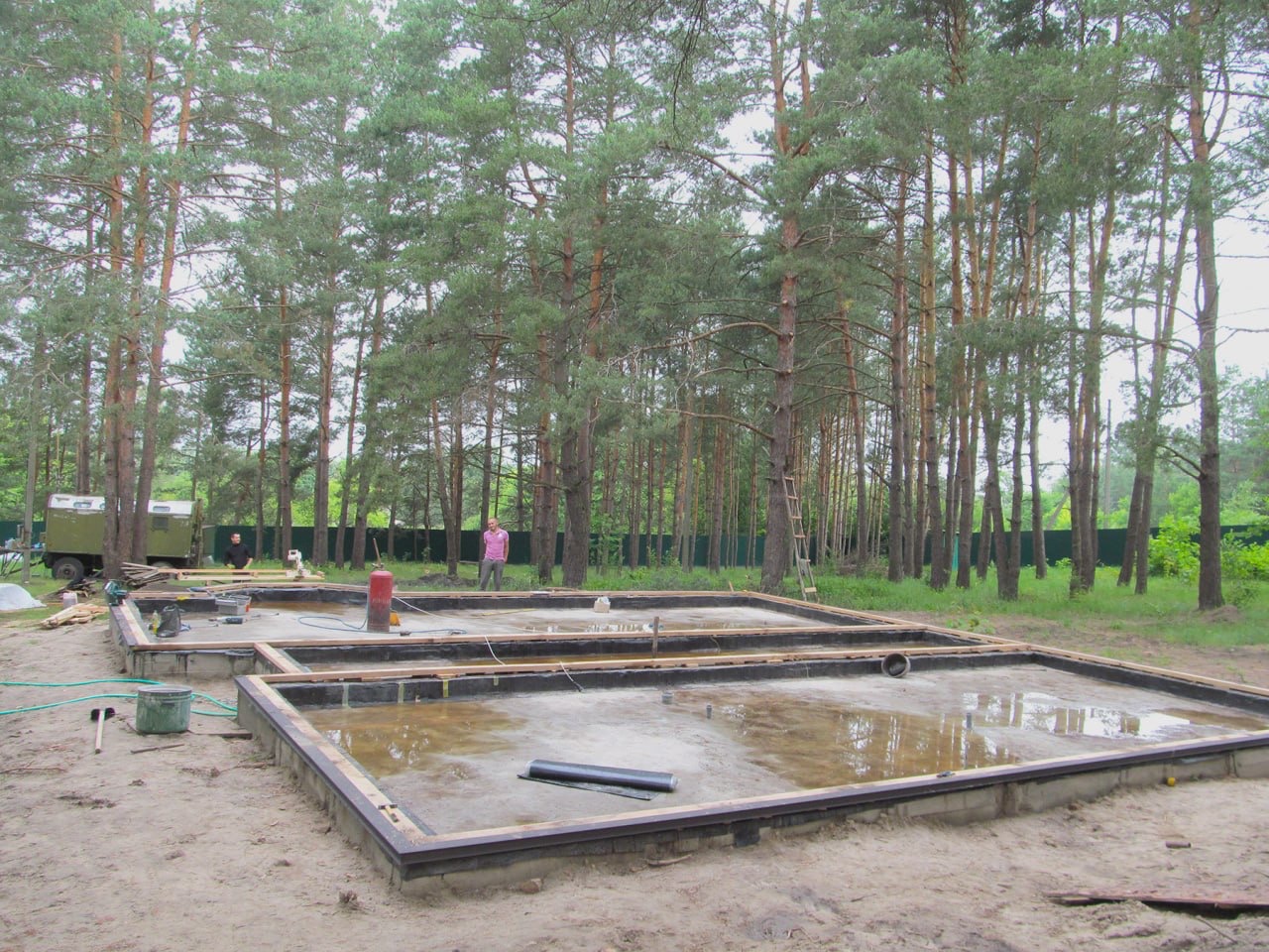 Монолітний фундамент будинку у Звенигородці: бетонні стрічки з опалубкою, сосновий ліс